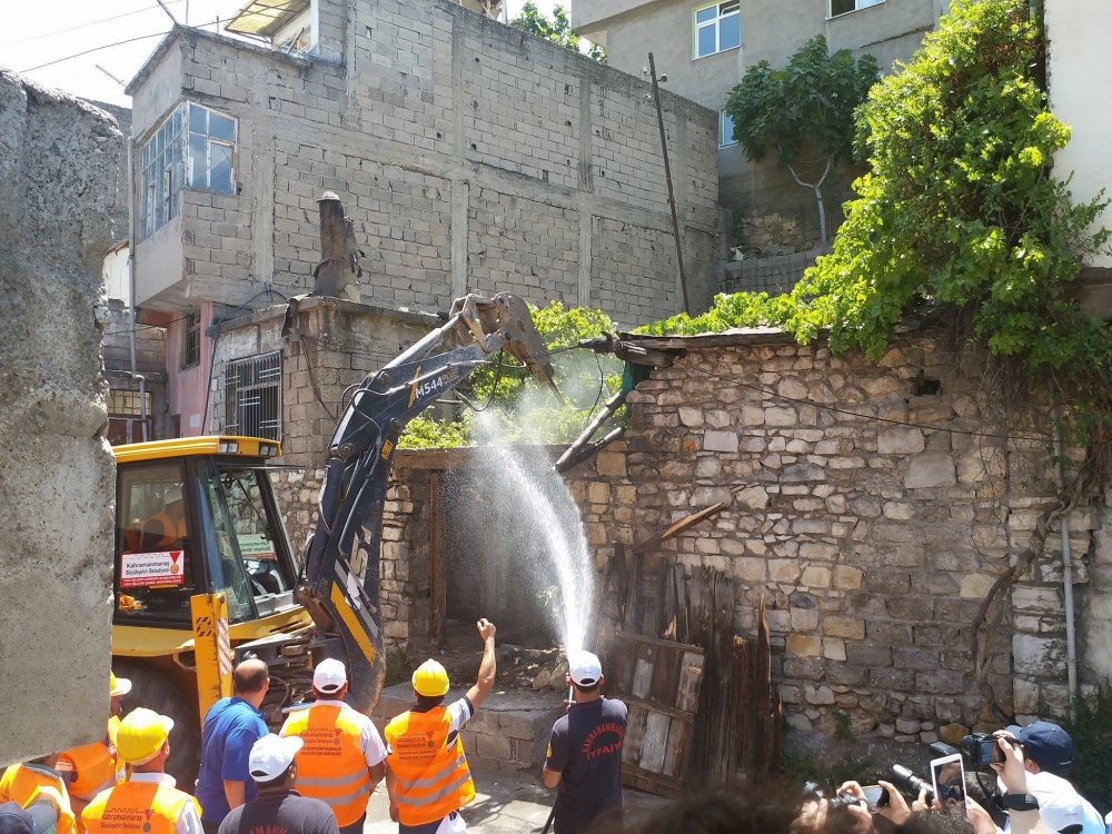 KAHRAMANMARAŞ’TA KENTSEL DÖNÜŞÜMDE İLK KAZMA VURULDU 12