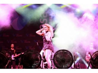 Hadise Çanakkale’de Sevenleriyle Buluştu