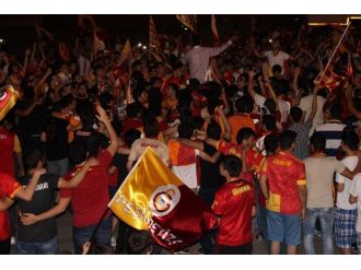 Galatasaray Taraftarları Hatay’da Şampiyonluğu Kutluyor