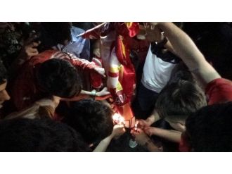 Diyarbakır’da Galatasaray Bayrağı Yakıldı