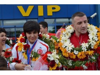 Dünya Boks Şampiyonu Busenaz, Trabzon’da Coşkulu Bir Şekilde Karşılandı