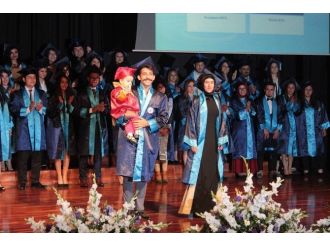 Paü’de Okul Üçüncüsü, Diplomasını 16 Aylık Oğluyla Aldı