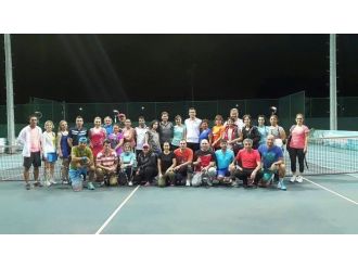 Trabzon’da İftardan Sonra Çiftler Tenis Kortunda Ter Atıyor