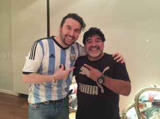 Ünlü Dizi Oyuncusu Ergün Demir Arjantin’den Maradona İle Türkiye’ye Selam Yolladı