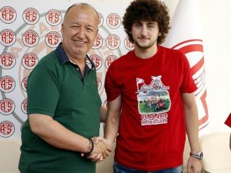 Antalyaspor, Oğuz Mataracı’yı 4 Yıllığına Renklerine Bağladı