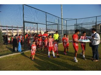 Antalyasporlu Miniklerden Ağabeylerine Hoş Geldin Pastası