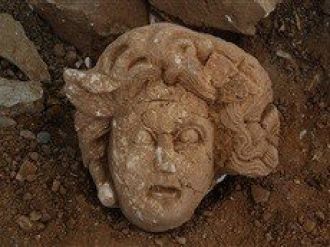 Gazipaşa’da Medusa Başı Bulundu