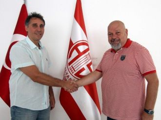 Hentbolda Antalyaspor, Antrenör Halay’la Sözleşme Uzattı