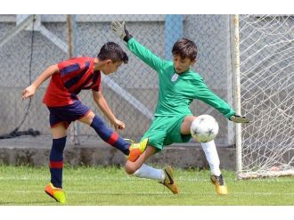 Çocuklar Sahada, Anneler Tribünde