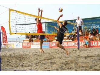 Samsun’da Plaj Voleybol Turnuvası Başladı