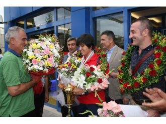 Şampiyon Boksör Busenaz Sürmeneli Çiçeklerle Karşılandı