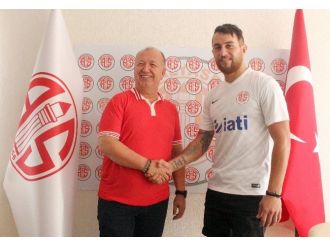 Antalyaspor Ozan İpek İle 1 Yıllık Sözleşme İmzaladı