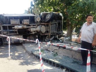 İzmir’de Freni Boşalan Kamyon Devrildi