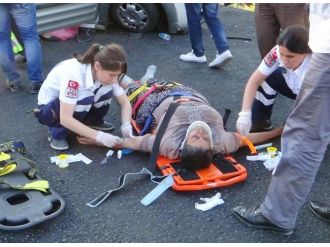 Ambulans İle Ticari Araç Çarpıştı: 8 Yaralı