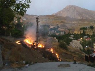 Hakkari’de Mezarlıkta Çıkan Yangına İtfaiye Ekibi Müdahale Etti