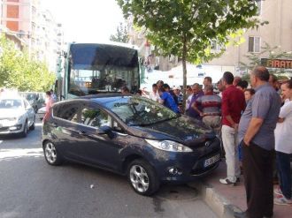 Halk Otobüsü Otomobile Çarptı