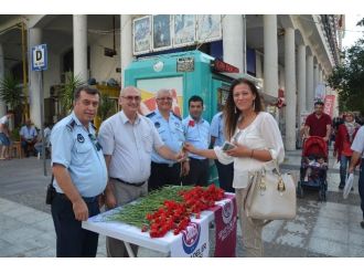 Zabıta Ekipleri, Vatandaşlara Karanfil Dağıttı