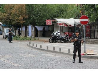 Sokağa Çıkma Yasağını Polis Zırhlı Araçla Duyurdu