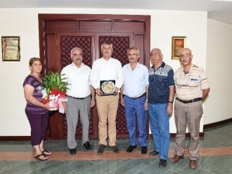 Alevi Derneklerinden Başkan Karalar’a Plaket