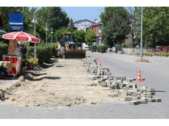 Sapanca Belediyesi Özkum Caddesi Parkelerini Düzenliyor