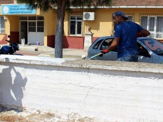 (Özel Haber) İnşaatçı Öğretmen Tatile Gitmek Yerine Okulu Onarıyor