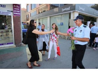 Adapazarı Belediyesi Zabıta Ekipleri Karanfil Dağıtarak Çikolata İkram Etti