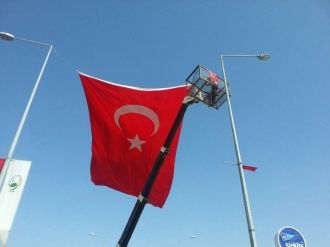 Teröre Tepki İçin İlçeyi Türk Bayraklarıyla Donattılar