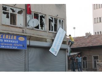 Niğde’de Teröre Tepki Eyleminde Hdp Binasına Saldırı