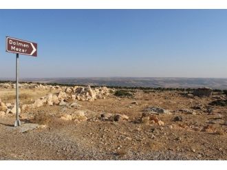 Tarihi Dolmen Mezarları Moloz Yığınları Altında Kayboluyor