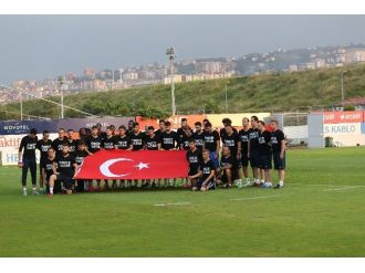 Trabzonsporlu Futbolcular Şehitler İçin ‘Önce Vatan’ Yazılı Siyah Tişört Giydi