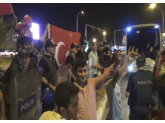 Eylemcilerin Yoğun İlgisi Polisi Bunalttı