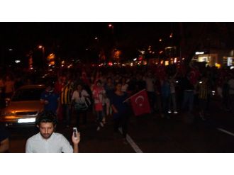 Taraftarlar Terör Protestosunda Bir Araya Geldi