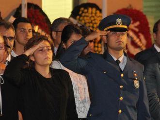 Şehit Polisin Yaralı Kızı, Babasını Askeri Selamla Uğurladı