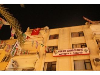 Antalya’da Çıkan Olayların Ardından Hdp Binasına Türk Bayrağı Asıldı