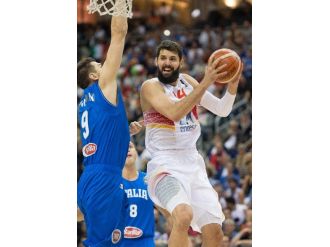 İspanyol Basketbolcu Sırbistan Bayrağını Yırttı