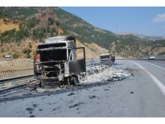 Bitlis’te Yakılan Araçlar Kaldırılmayı Bekliyor