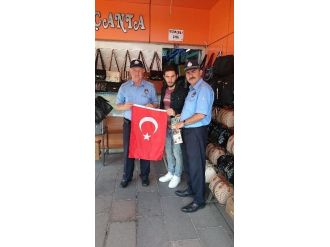 Aksaray Belediyesi’nden Esnaflara Türk Bayrağı