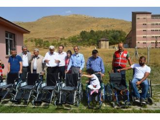 Kızılay Bitlis Şubesi Engelli Vatandaşlara Tekerlekli Sandalye Dağıttı