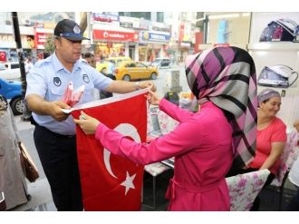 Esnaf Ve Vatandaşa Bayrak Hediye Edildi