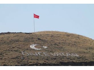 Çat Kaymakamlığı İlçede Bulunan Ziyaret Tepesindeki Bayrak Direğini Yeniledi