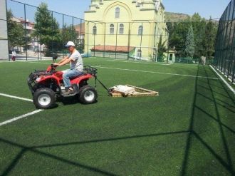 Bozüyük’teki Sentetik Sahalarda Bakım Çalışmaları