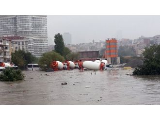 Kurbağalıdere Taştı, Kamyonlar Sular Altında Kaldı