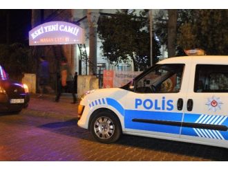 Polislerin Namaza Geleceğini Hesaba Katmayan Kafadarlar Camiden Uzaklaştırıldı