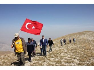 Oltulu Doğa Severler Şehitler İçin Yürüdüler