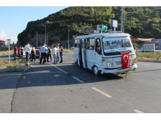 İşçi Servisi Otomobile Çarptı: 10 Yaralı