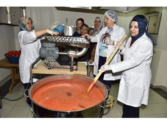 Yıldırımlı Kadınlar Salçalarını Belediyede Yapıyor