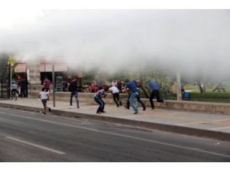 Diyarbakır’da Yol Kapatan Gruba Polis Müdahale Etti