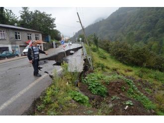 Vakfıkebir-tonya Karayolu’nda Heyelan Sonucu Çöken Yol Korkutuyor