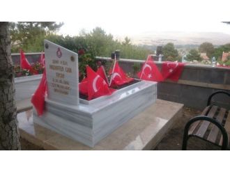 Şehitler İçin Mevlid-i Şerif Okutulup 2 Bin Bayrak Dağıtıldı