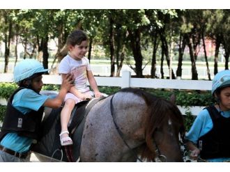 Engelli Çocuklara At Üstünde Terapi Hizmeti